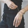 Współczesna geometryczna bransoletka AOMORI30 zachwyca na kobiecym nadgarstku a w dodatku można ją nosić także na szyi jako geometryczny naszyjnik.