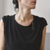 Intrygujący, minimalistyczny i geometryczny model widoczny na zdjęciu na kobiecej szyi zachwyca i zaskakuje bo można go nosić jako obłędny naszyjnik łańcuch oraz geometryczna bransoletka AOMORI30.