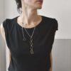 Intrygujący, industrialny naszyjnik łańcuch na zdjęciu nie tylko jest oryginalny i ponadczasowo modny bo można go nosić na różne sposoby a w dodatku też na nadgarstku jako geometryczna bransoletka AOMORI30.