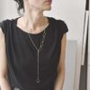 Oryginalny długi naszyjnik AOMORI 05 zachwyca bo kobieta wygląda w nim obłędnie a w dodatku ten obłędny model można nosić na wiele sposobów i to jest również oryginalna bransoletka.