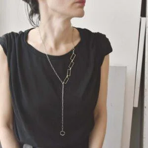 Oryginalny długi naszyjnik AOMORI 05 zachwyca bo kobieta wygląda w nim obłędnie a w dodatku ten obłędny model można nosić na wiele sposobów i to jest również oryginalna bransoletka.