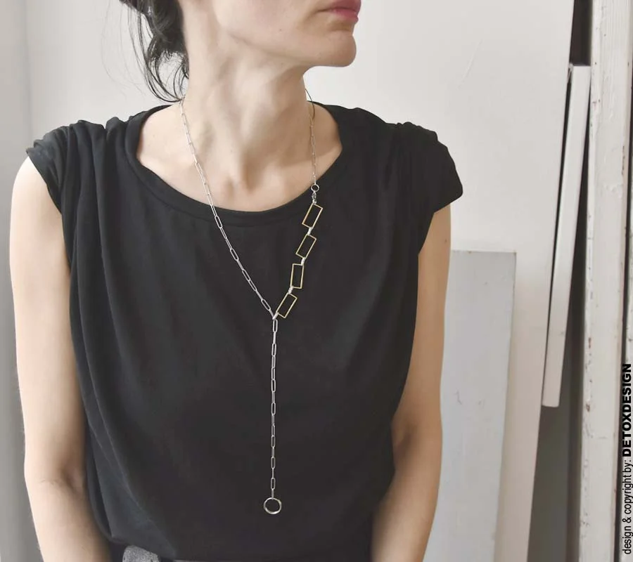 Oryginalny długi naszyjnik AOMORI 05 zachwyca bo kobieta wygląda w nim obłędnie a w dodatku ten obłędny model można nosić na wiele sposobów i to jest również oryginalna bransoletka.