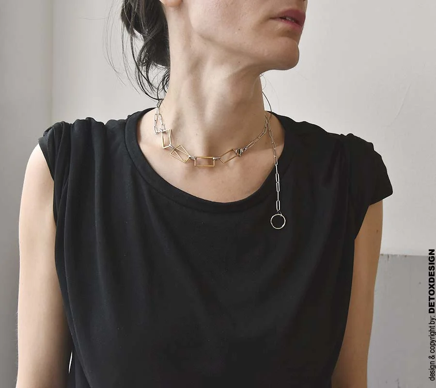 Obłędny długi naszyjnik AOMORI05 można nosić na wiele sposobów, na zdjęciu jedna z opcji jako krótki pod szyją a to też jest zachwycająca geometryczna bransoletka.