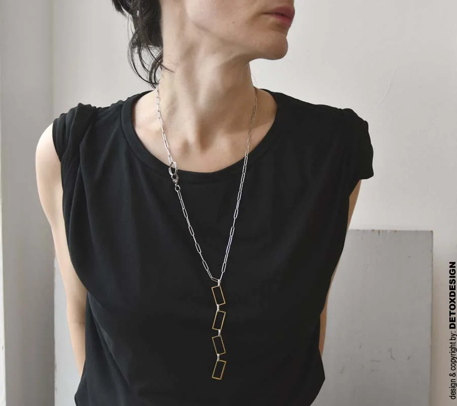 Zobacz na zdjęciu zachwycający, geometryczny, długi naszyjnik łańcuch AOMORI05, który ma różne możliwości noszenia także jako zachwycająca, geometryczna bransoletka.