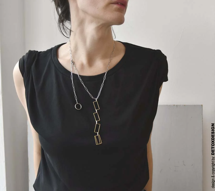 Nasz autorski model widoczny na zdjęciu jako długi, lekki naszyjnik geometryczny AOMORI05 z wisiorem ma dowolną regulację długości i można go założyć na kilka sposobów a także to jest oryginalna, geometryczna bransoletka.