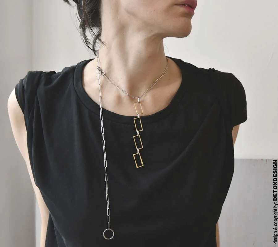 Zobacz na zdjęciu współczesny, intrygujący, długi naszyjnik autorski AOMORI05, który zachwyca i zaskakuje jak cała nasza biżuteria autorska bo ma dowolną długość noszenia oraz różne sposoby noszenia w tym także jako geometryczna bransoletka.