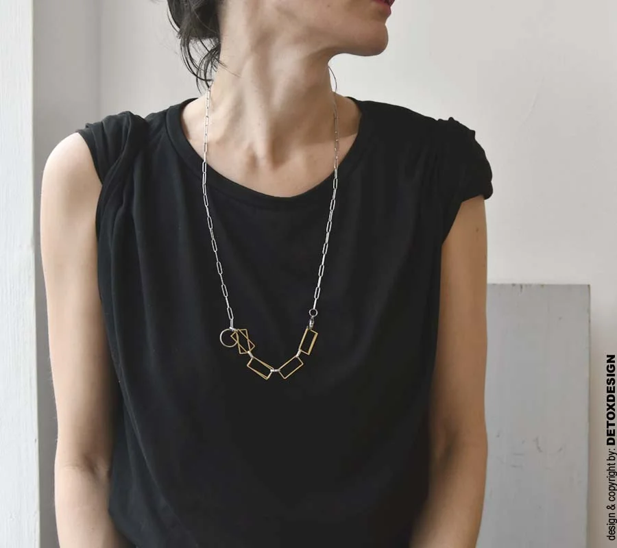 Oryginalny długi naszyjnik łańcuch AOMORI05 na zdjęciu to nasz autorski model kochany przez kobiety ponieważ jest szlachetnie geometryczny, oryginalny i modny, można go zakładać z dowolną długością oraz na różne sposoby a to też jest oryginalna, geometryczna bransoletka