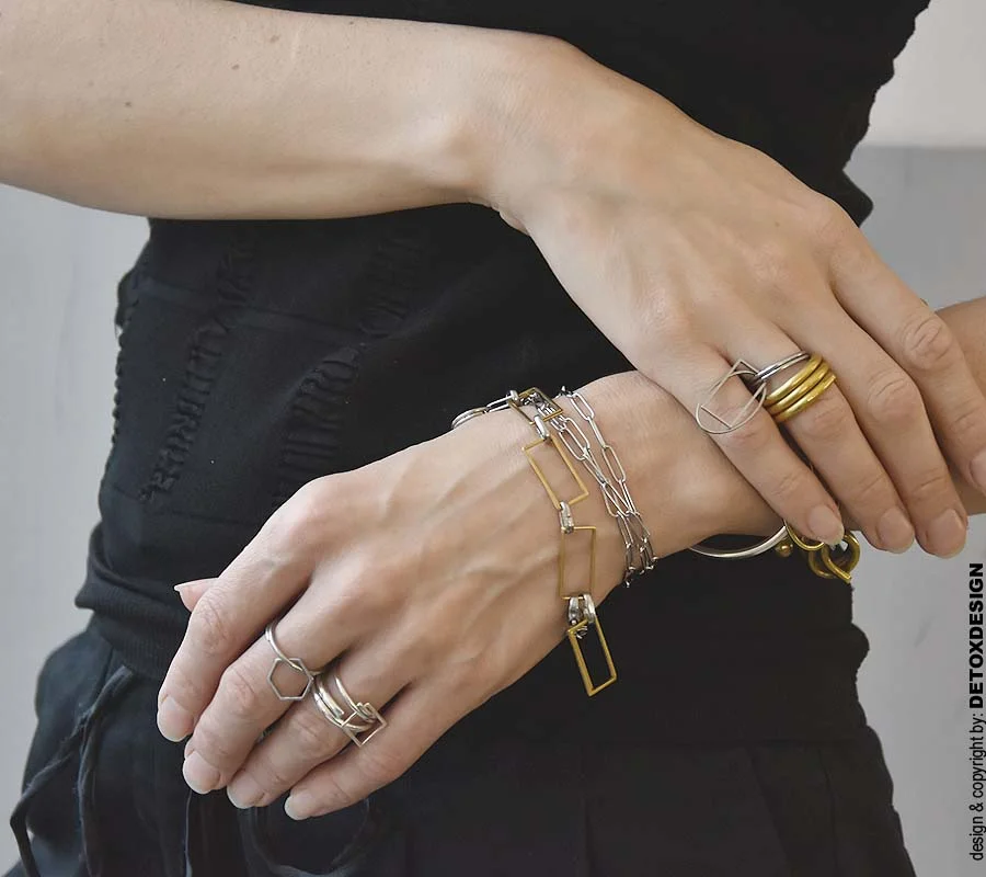 Autorski długi naszyjnik AOMORI05 to kolejny nasz zachwycający model z niespodzianką bo można go nosić na szyi na różne sposoby oraz na nadgarstku bo to też jest zachwycająca, geometryczna bransoletka.