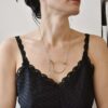 Nasza autorska, intrygująca bransoletka damska AOMORI33 zachwyca i zaskakuje bo to jest też i naszyjnik łańcuch w jednym a w dodatku jest współcześnie elegancka oraz szlachetnie geometryczna i minimalistyczna.