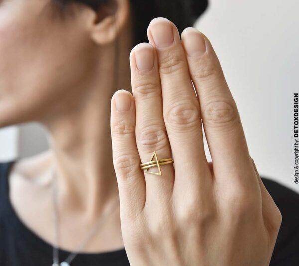 Współczesny złoty pierścionek na kobiecej dłoni zachwyca bo to nasz autorski pierścionek