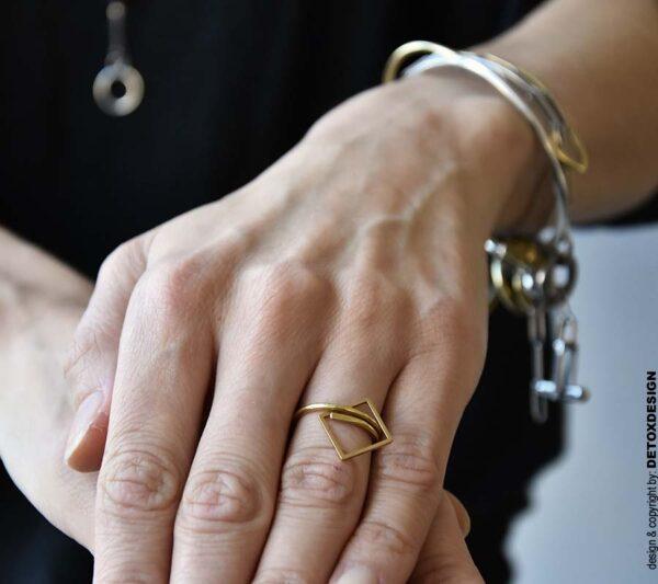Minimalistyczny pierścionek na kobiecym palcu wygląda zachwycająco i taka jest nasza biżuteria autorska