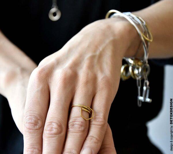 Nasza minimalistyczna, współczesna, szlachetnie prosta, oryginalna i zawsze modna biżuteria autorska zachwyca a widoczny na zdjęciu lekki, geometryczny złoty pierścionek NAGANO46 to potwierdza jak wszystkie nasze autorskie pierścionki, bransoletki, kolczyki i naszyjniki.
