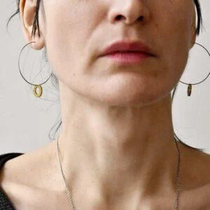 Proste kolczyki koła NAGANO52 na zdjęciu zachwycają kobiety bo to też są współczesne kolczyki i eleganckie kolczyki.