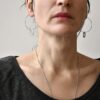 Srebrne kolczyki NAGANO54 Oryginalne srebrne kolczyki NAGANO54 na zdjęciu są wizualnie lekkie i zachwycają szlachetną prostotą na każdą okazję
