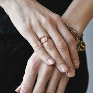 Oryginalne pierścionki to nasza specjalność a nasze autorskie pierścionki to też są minimalistyczne pierścionki jak prezentowany na tym zdjęciu miedziany pierścionek NAGANO48