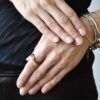 Minimalistyczny miedziany pierścionek NAGANO50 na zdjęciu zachwyca jak wszystkie nasze oryginalne pierścionki