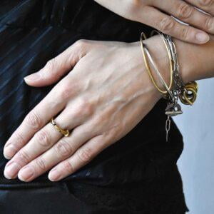 Oryginalny złoty pierścionek na zdjęciu na kobiecej dłoni to zachwycający pierścionek jak wszystkie nasze autorskie pierścionki.