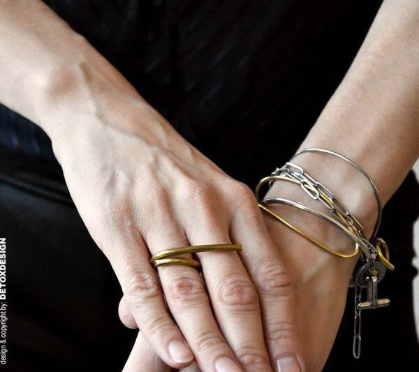 Prosty złoty pierścionek NAGANO56 na zdjęciu na kobiecym palcu to nasz współczesny pierścionek