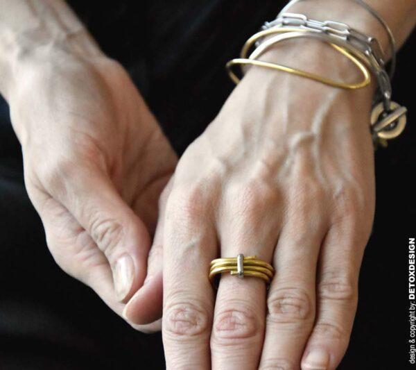 Współczesny złoty pierścionek na palcu zachwyca i takie są wszystkie nasze autorskie pierścionki