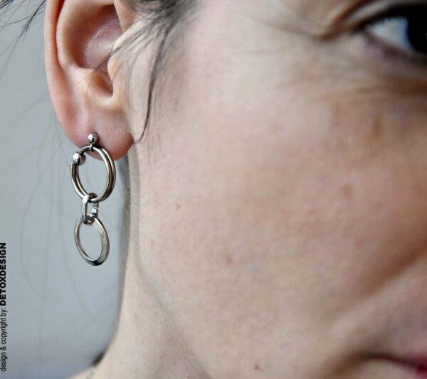 Prosty kolczyk widoczny na kobiecym uchu jest obłędny jak wszystkie nasze autorskie kolczyki i projektowana przez nas autorska biżuteria