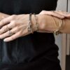 Oryginalna srebrna bransoletka AOMORI34 na zdjęciu na kobiecym nadgarstku to nasza autorska, modna, industrialna biżuteria unisex jaka biżuteria najlepsza na wiosnę, jakie bransoletki najlepsze na lato