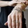 Zachwycająca, industrialna, srebrna bransoletka AOMORI34 to model unisex dlatego zarówno na kobiecym jak i męskim nadgarstku wygląda obłędnie bo nasza biżuteria autorska jest obłędna i zachwyca wszystkich.