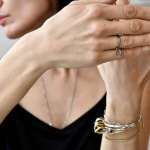 Mobilny srebrny pierścionek NAGANO62 na palcu kobiety zachwyca i wygląda świetnie.