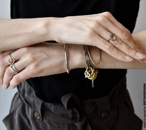Minimalistyczny pierścionek na tym zdjęciu na palcu kobiety to nasz oryginalny pierścionek