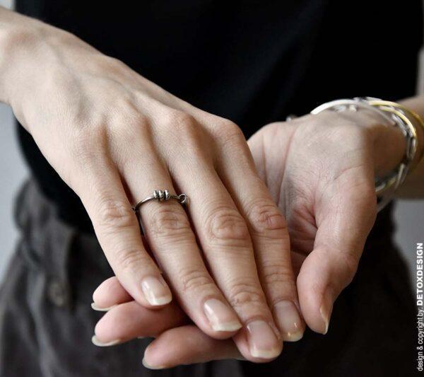 Minimalistyczny pierścionek na kobiecym palcu widoczny na tym zdjęciu to nasz oryginalny pierścionek
