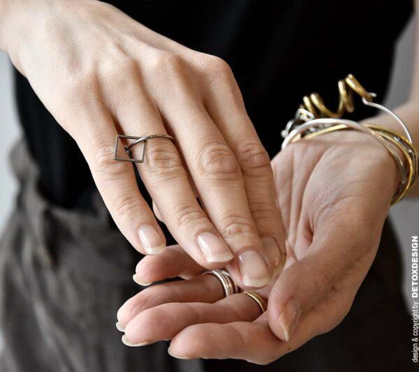 Srebrny pierścionek na zdjęciu to nasz oryginalny pierścionek autorski kochany przez kobiety bo to unikalny pierścionek.