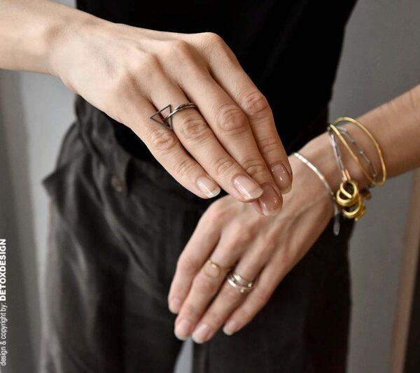 Unikalny srebrny pierścionek NAGANO 08 na zdjęciu to nasz oryginalny pierścionek autorski zachwycający kobiety bo to współcześnie elegancki pierścionek.
