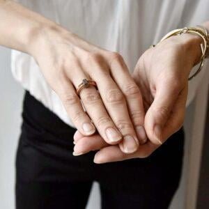 Nasze modne pierścionki zachwycają jak ten intrygujący modny pierścionek NAGANO67 na kobiecym palcu widoczny na tym zdjęciu to nasz oryginalny pierścionek
