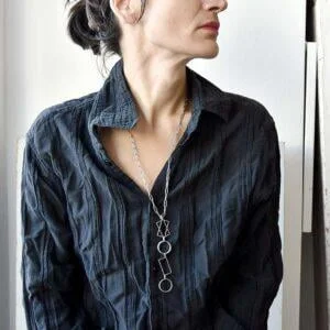 Geometryczny długi srebrny lekki naszyjnik łańcuch AOMORI10 zachwyca i intryguje bo można go nosić na wiele różnych sposobów i także jako geometryczna bransoletka jaka biżuteria na prezent.