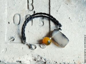 Biżuteria Zdjęcie z widokiem z góry zachwycającej swoją oryginalną elegancją bransoletki to bransoletka damska IROKE01 jaka biżuteria na wiosnę modna na prezent