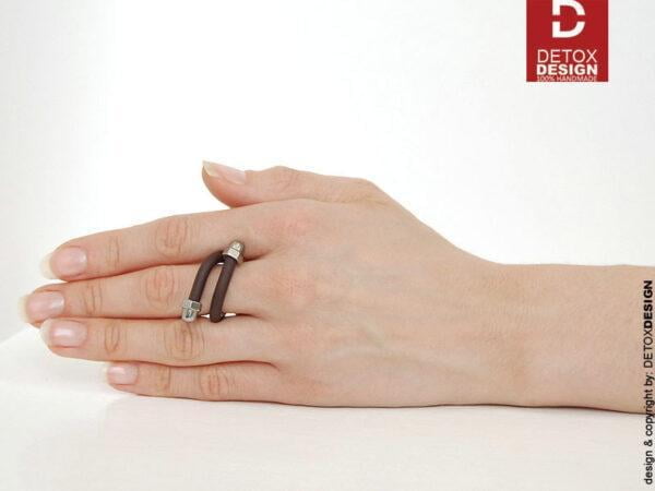 Na tym zdjęciu oryginalny brązowy pierścionek industrialny KOBRO06 z kauczuku i stali nierdzewnej.