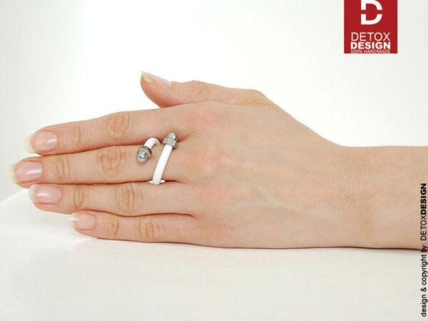 Na zdjęciu widok na kobiecej dłoni intrygującego pierścionka o regulowanym rozmiarze i kształcie to duży pierścionek KOBRO09