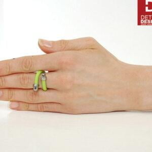 Na zdjęciu duży pierścionek KOBRO17 w obłędnie świeżym zielonym kolorze