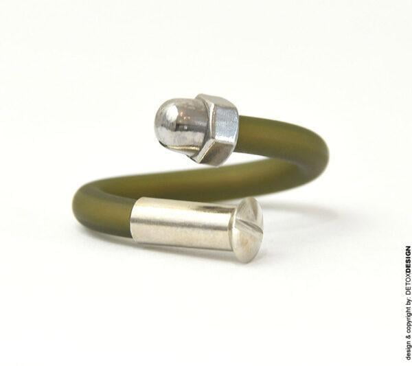 Współczesne pierścionki, które projektujemy i wykonujemy zachwycają totalnie jak widoczny na zdjęciu duży pierścionek KOBRO24