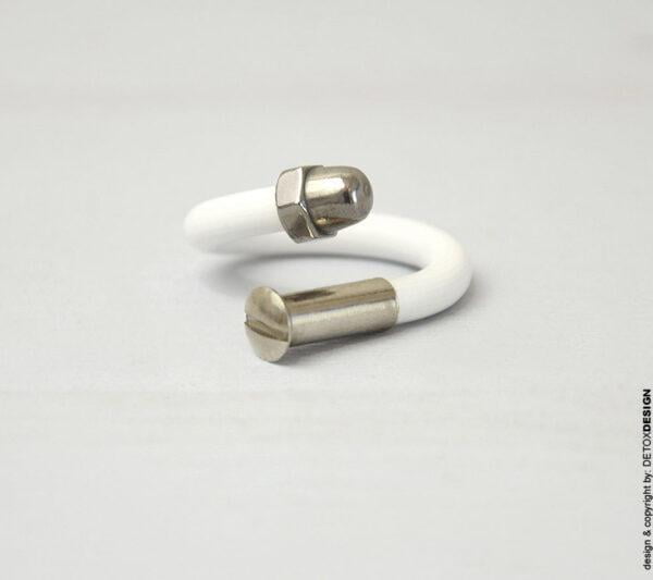 Nasz intrygujący autorski duży pierścionek KOBRO33 z białego kauczuku i stali nierdzewnej