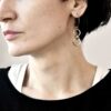 Wiszące kolczyki NAGANO 17 widoczne na zdjęciu to srebrne kolczyki zachwycające szlachetną geometrią i współczesną elegancją