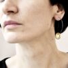 Kolczyki koła NAGANO 18 widoczne na tym zdjęciu kochają kobiety a zachwycają wszystkich ponieważ to nasze szlachetnie proste zawsze modne kolczyki autorskie