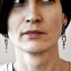 Wiszące kolczyki NAGANO 21 widoczne na tym zdjęcie noszone przez kobietę wyglądają obłędnie i zachwycają jak cała nasza modna biżuteria
