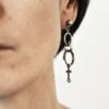 Ten kolczyk pełen szlachetnej prostoty oraz ponadczasowej i współczesnej elegancji wykonaliśmy z elementów ze stali chirurgicznej a kolczyk wygląda obłędnie z każdej strony.