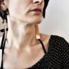 Detoxdesign Długie kolczyki NAGANO 23 widoczne na zdjęciu jak nosi je kobieta zachwycają szlachetną prostotą, nasze modne kolczyki kobiety kochają