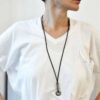 Proste naszyjniki unisex od polskich projektantów biżuterii intrygują a długi naszyjnik ANDO 06 na zdjęciu jest idealny dla kobiety i dla mężczyzny na różne okazje i do każdego stroju.