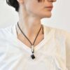 Biżuteria naszyjnik w kolorze czarnym z kauczuku i stali nierdzewnej z lawą wulkaniczną.