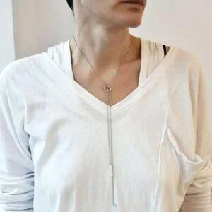 Srebrny naszyjnik NAGANO03 na zdjęciu zachwyca lekkością i subtelnym współczesnym charakterem jaka biżuteria prezent