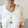 Lekki naszyjnik damski NAGANO04 z kamieniem półszlachetnym na zdjęciu nosi kobieta i wygląda w nim zachwycająco a rozmiar naszyjnika wykonanego ze stali chirurgicznej można dowolnie regulować jaka biżuteria prezent