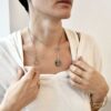 Nasz autorski i oryginalny naszyjnik na zdjęciu kobiety widoczny w wersji krótkiej naszyjnika pod szyją jaka biżuteria prezent