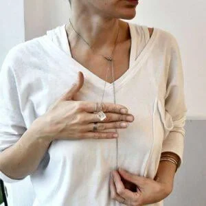 Zachwycający srebrny naszyjnik NAGANO05 wykonany ze szlachetnego łańcuszka ze stali chirurgicznej i akrylu a długość naszyjnika dowolna i różny sposób noszenia jaka biżuteria na prezent